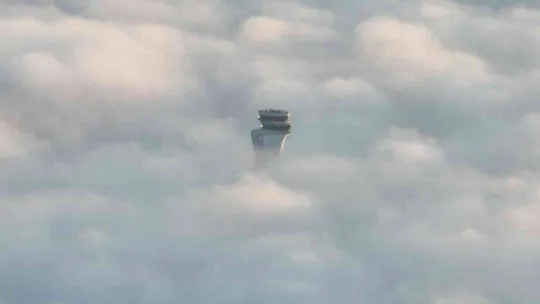 İstanbul'da sis bulutlarının içinden çıkan uçaklar, havadan görüntülendi