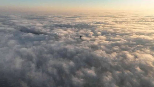 İstanbul'da sis bulutlarının içinden çıkan uçaklar, havadan görüntülendi