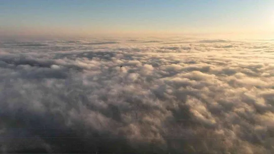 İstanbul'da sis bulutlarının içinden çıkan uçaklar, havadan görüntülendi