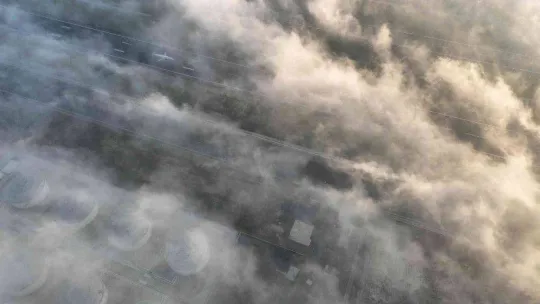 İstanbul'da sis bulutlarının içinden çıkan uçaklar, havadan görüntülendi