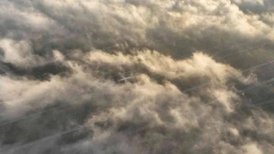 İstanbul'da sis bulutlarının içinden çıkan uçaklar, havadan görüntülendi