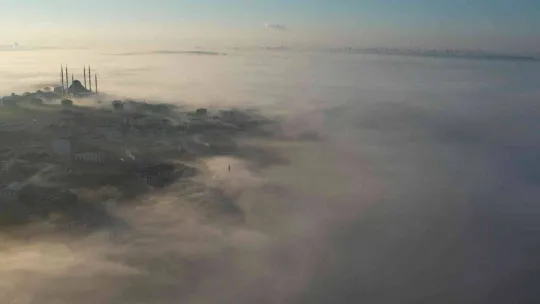 İstanbul'da sis bulutlarının kapladığı ilçe  havadan görüntülendi