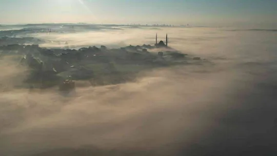 İstanbul'da sis bulutlarının kapladığı ilçe  havadan görüntülendi