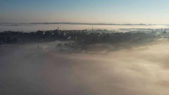 İstanbul'da sis bulutlarının kapladığı ilçe  havadan görüntülendi