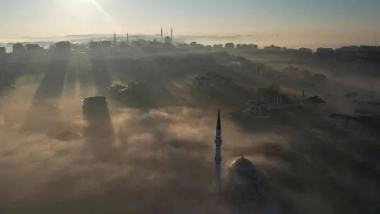 İstanbul'da sis bulutlarının kapladığı ilçe  havadan görüntülendi
