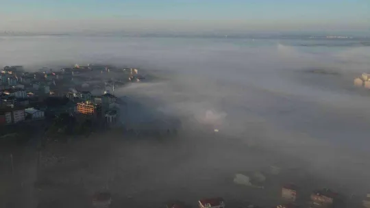 İstanbul'da sis bulutlarının kapladığı ilçe  havadan görüntülendi