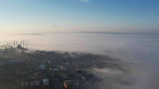 İstanbul'da sis bulutlarının kapladığı ilçe  havadan görüntülendi