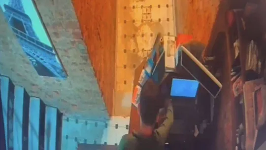 İstanbul'da soğukkanlı hırsız kamerada: Otelin bilgisayarını faresiyle beraber çaldı