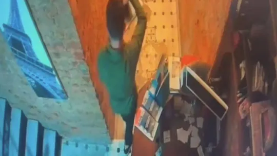 İstanbul'da soğukkanlı hırsız kamerada: Otelin bilgisayarını faresiyle beraber çaldı