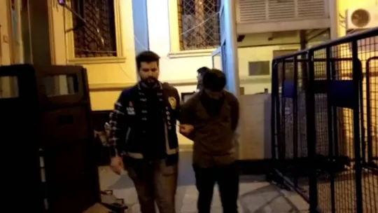 İstanbul'da soğukkanlı hırsız kamerada: Otelin bilgisayarını faresiyle beraber çaldı