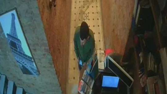 İstanbul'da soğukkanlı hırsız kamerada: Otelin bilgisayarını faresiyle beraber çaldı