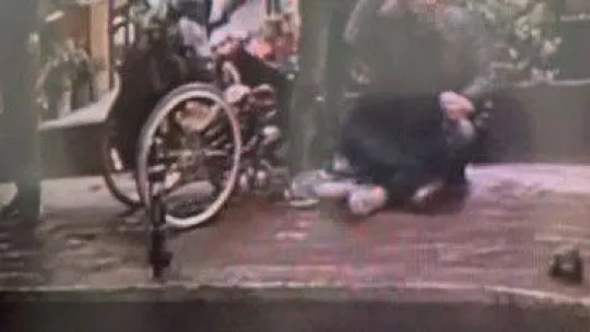 İstanbul'da şoke eden hırsızlık kamerada: Tekerlekli sandalyeyle gelip yaralı adamın telefonunu çaldı