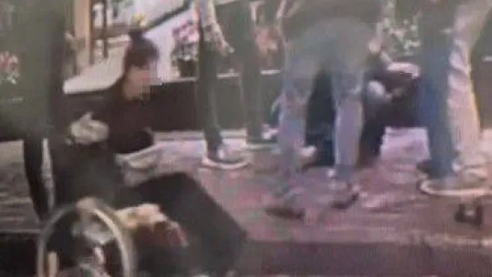 İstanbul'da şoke eden hırsızlık kamerada: Tekerlekli sandalyeyle gelip yaralı adamın telefonunu çaldı
