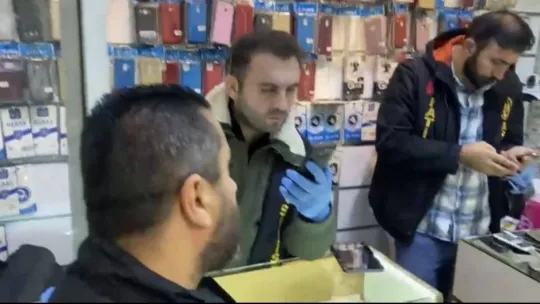 İstanbul'da suçluların teknoloji sığınağına polis baskını kamerada: 212 kayıtsız telefon bulundu