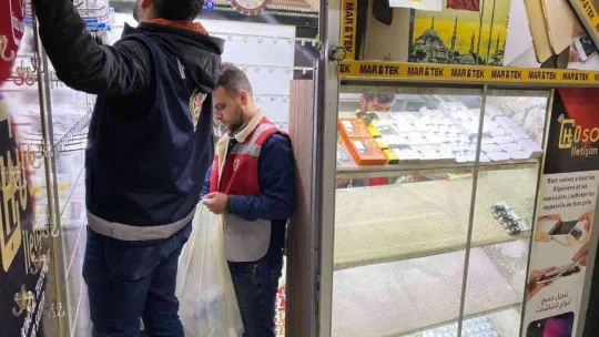 İstanbul'da suçluların teknoloji sığınağına polis baskını kamerada: 212 kayıtsız telefon bulundu