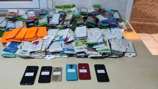 İstanbul'da suçluların teknoloji sığınağına polis baskını kamerada: 212 kayıtsız telefon bulundu