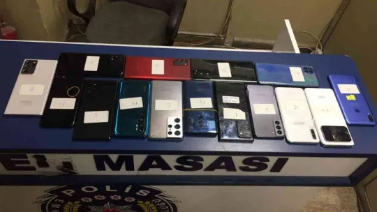 İstanbul'da suçluların teknoloji sığınağına polis baskını kamerada: 212 kayıtsız telefon bulundu