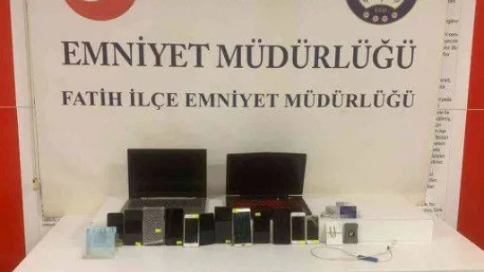 İstanbul'da suçluların teknoloji sığınağına polis baskını kamerada: 212 kayıtsız telefon bulundu