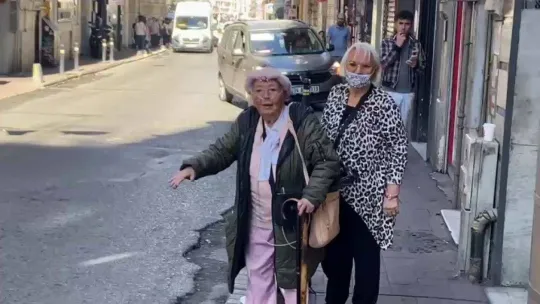 İstanbul'da taksici rezaleti: Yaşlı iki kadını görmezden gelip yanlarından geçtiler