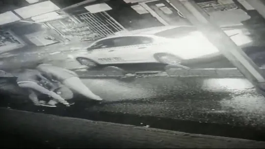 İstanbul'da taksiciye dayak kamerada: Gasp oyununu polis bozdu