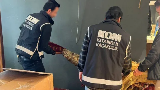 İstanbul'da tarihi eser operasyonu: Sultan Abdülmecid tuğralı vakfiye ele geçirildi