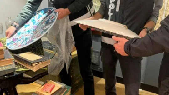 İstanbul'da tarihi eser operasyonu: Sultan Abdülmecid tuğralı vakfiye ele geçirildi