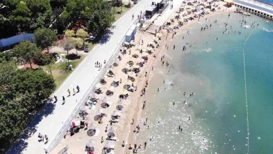 İstanbul'da termometreler 30 dereceyi gördü, Caddebostan plajı doldu taştı