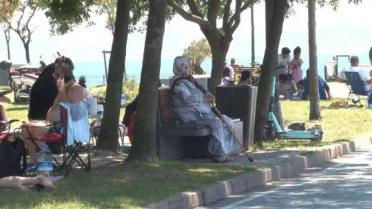 İstanbul'da termometreler 30 dereceyi gördü, Caddebostan plajı doldu taştı