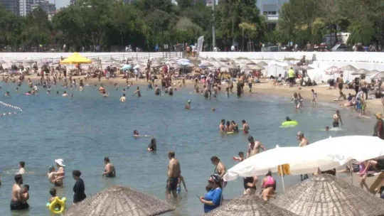 İstanbul'da termometreler 30 dereceyi gördü, Caddebostan plajı doldu taştı