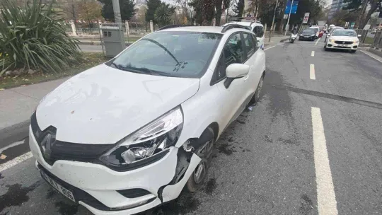 İstanbul'da trafikte trajikomik olay kamerada: Damacanalar yola uçtu, sürücüler büyük korku yaşadı