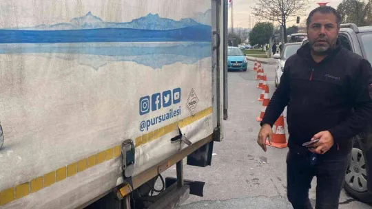İstanbul'da trafikte trajikomik olay kamerada: Damacanalar yola uçtu, sürücüler büyük korku yaşadı