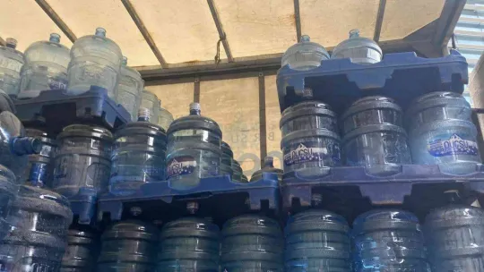 İstanbul'da trafikte trajikomik olay kamerada: Damacanalar yola uçtu, sürücüler büyük korku yaşadı