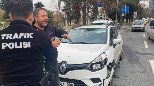 İstanbul'da trafikte trajikomik olay kamerada: Damacanalar yola uçtu, sürücüler büyük korku yaşadı