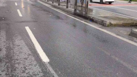 İstanbul'da trafikte trajikomik olay kamerada: Damacanalar yola uçtu, sürücüler büyük korku yaşadı