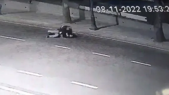Silivri'de uçan tekme dehşeti kamerada: Evine giderken saldırıya uğradı