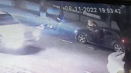 Silivri'de uçan tekme dehşeti kamerada: Evine giderken saldırıya uğradı