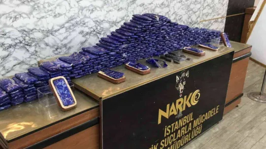 İstanbul'da uyuşturucu operasyonu: Afyon sakızını saklama kaplarının ahşap kapaklarına gizlemişler