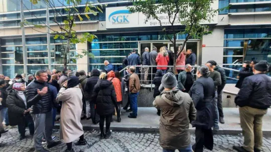 İstanbul'da vatandaşlar SGK önlerinde beklemeye devam ediyor
