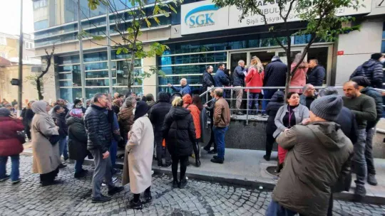 İstanbul'da vatandaşlar SGK önlerinde beklemeye devam ediyor