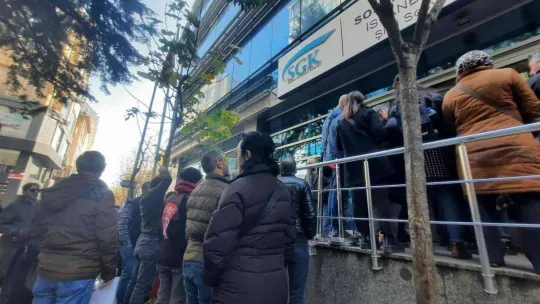 İstanbul'da vatandaşlar SGK önlerinde beklemeye devam ediyor
