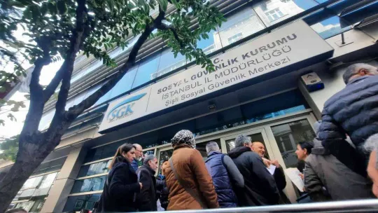 İstanbul'da vatandaşlar SGK önlerinde beklemeye devam ediyor