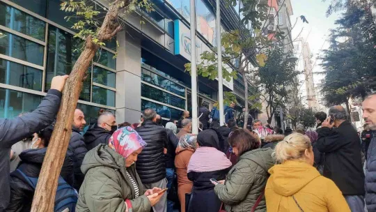 İstanbul'da vatandaşlar SGK önlerinde beklemeye devam ediyor
