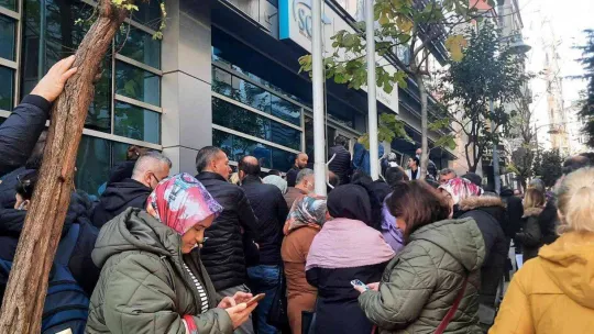 İstanbul'da vatandaşlar SGK önlerinde beklemeye devam ediyor