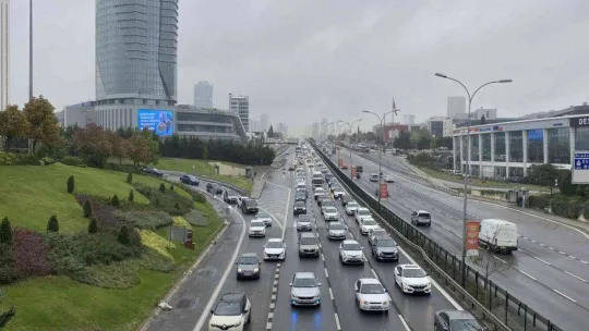 İstanbul'da yağmur nedeniyle trafik yoğunluğu yaşanıyor
