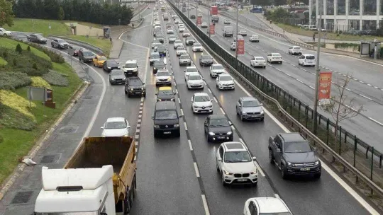 İstanbul'da yağmur nedeniyle trafik yoğunluğu yaşanıyor