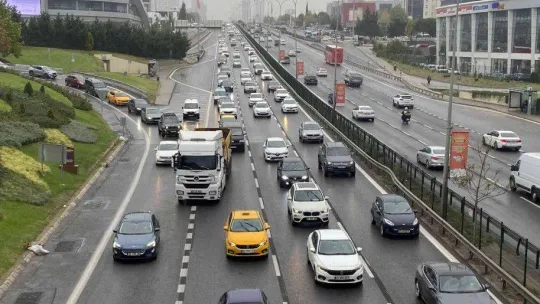 İstanbul'da yağmur nedeniyle trafik yoğunluğu yaşanıyor