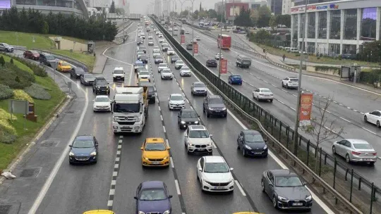 İstanbul'da yağmur nedeniyle trafik yoğunluğu yaşanıyor