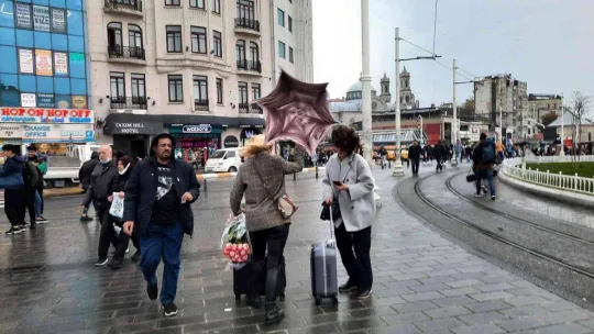 İstanbul'da yağmur ve şiddetli rüzgar başladı
