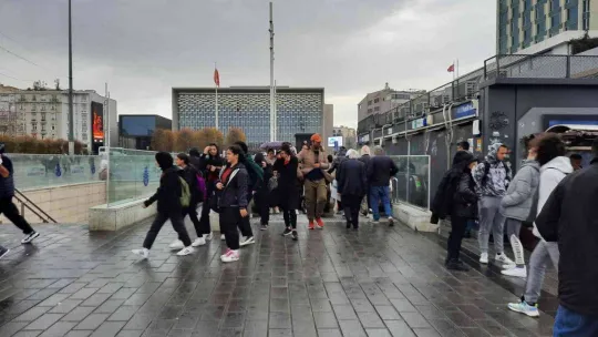İstanbul'da yağmur ve şiddetli rüzgar başladı