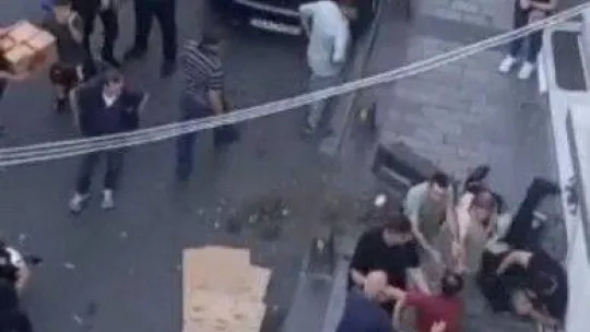 İstanbul'da yaşlı adamı döven şahsa dayak kamerada